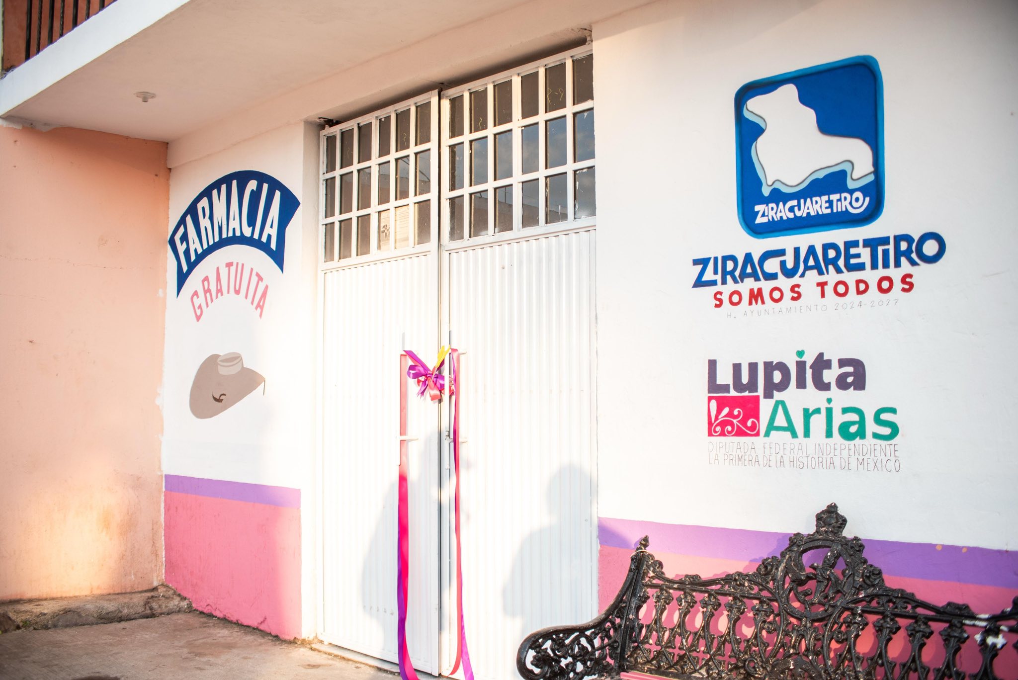 Grecia Quiroz inaugura farmacia gratuita