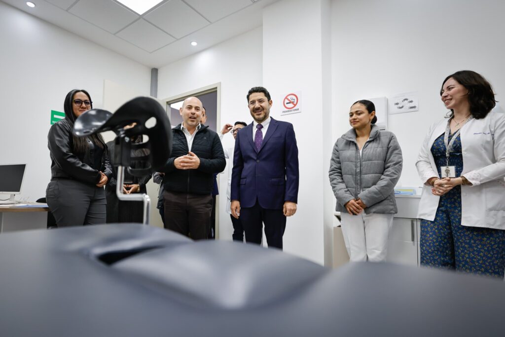Inaugura Batres clinica Issste