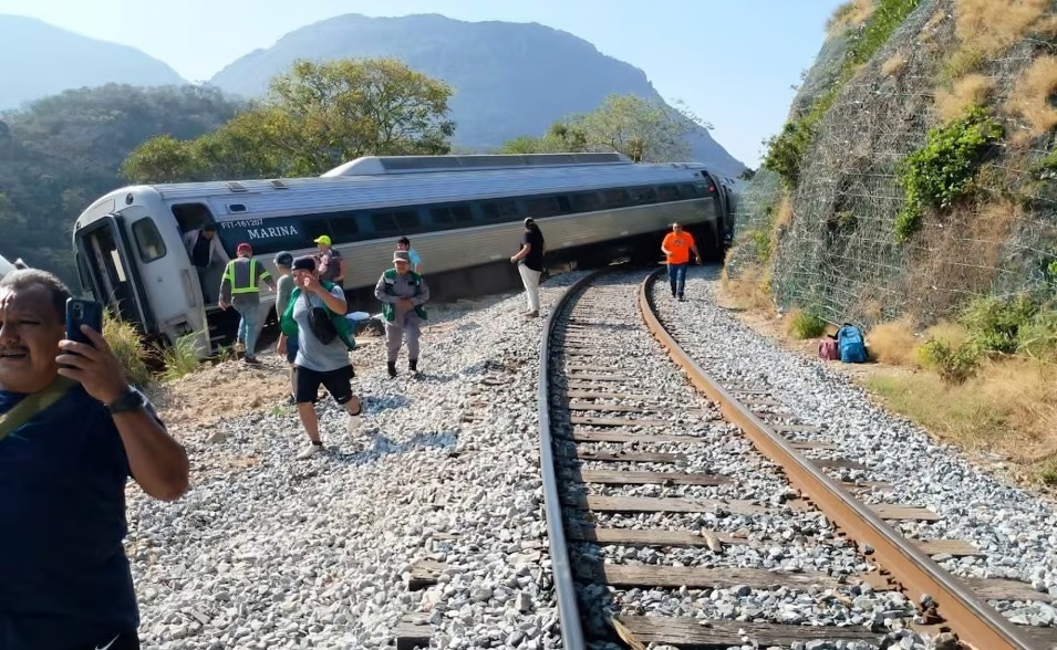 Latinus culpa a hijo de AMLO por descarrilamiento de Tren Interoceánico