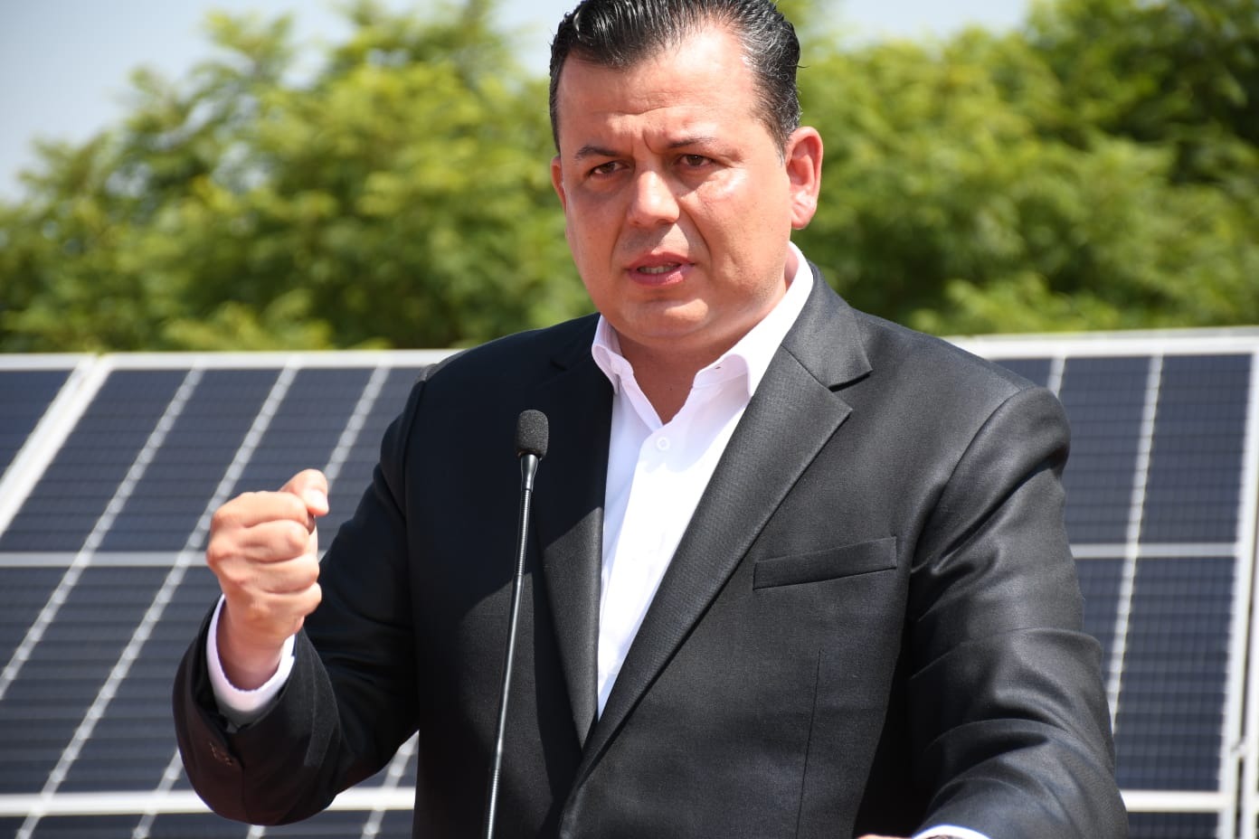 Memo Valencia comparte regalo con caguamas a legisladores locales
