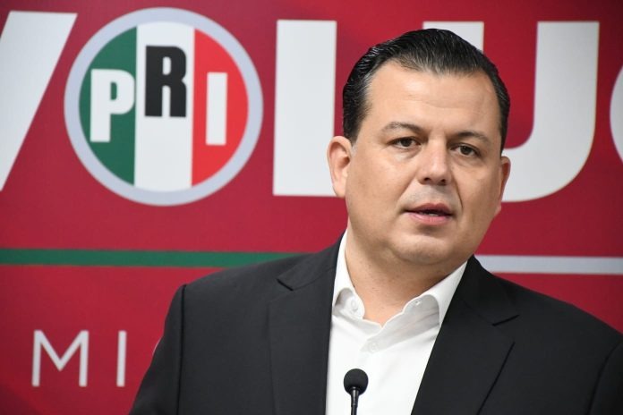 Priista de Michoacán regala mochilas con caguamas