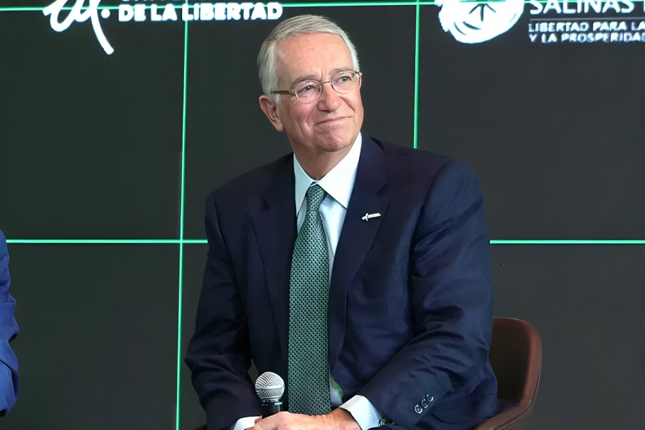 Salinas Pliego se burla del SAT en redes