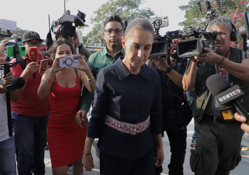 Sheinbaum arribo al hospital