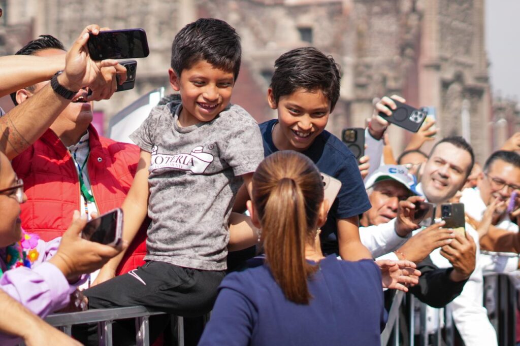 Sheinbaum con niños
