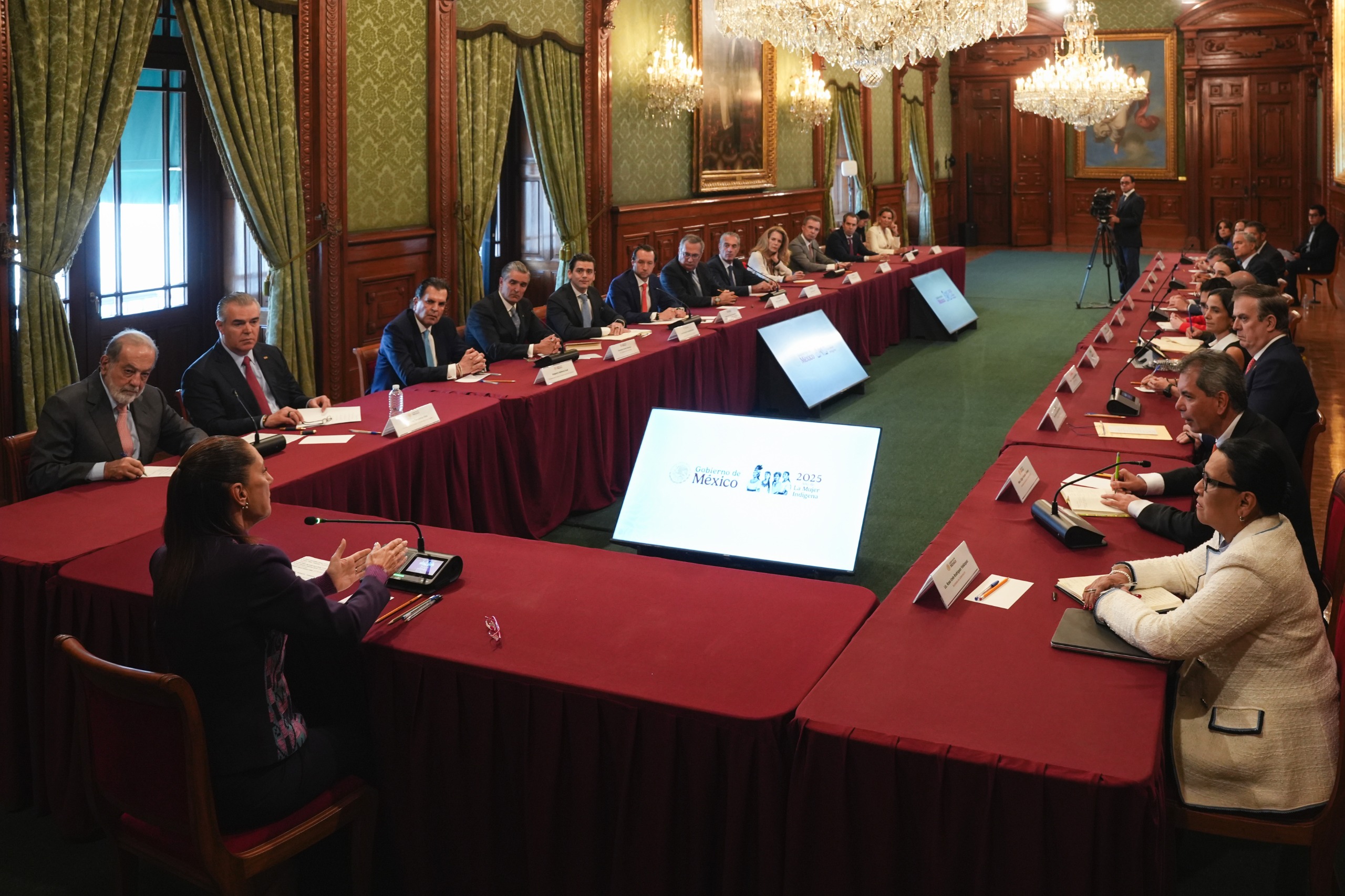 Sheinbaum recibe empresarios en Palacio Nacional