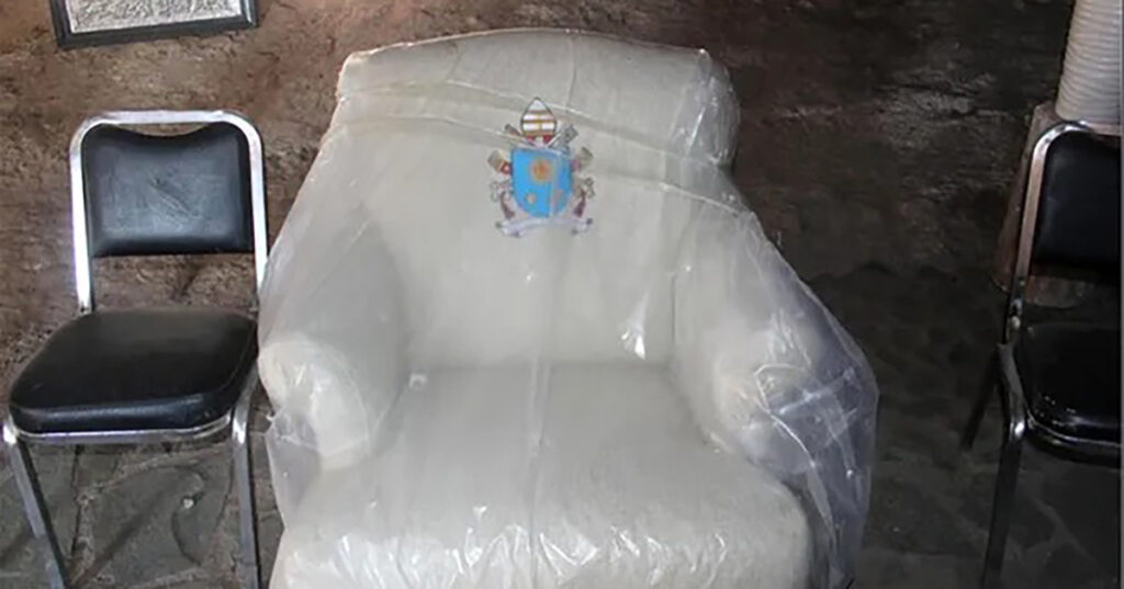 Silla papal César Duarte