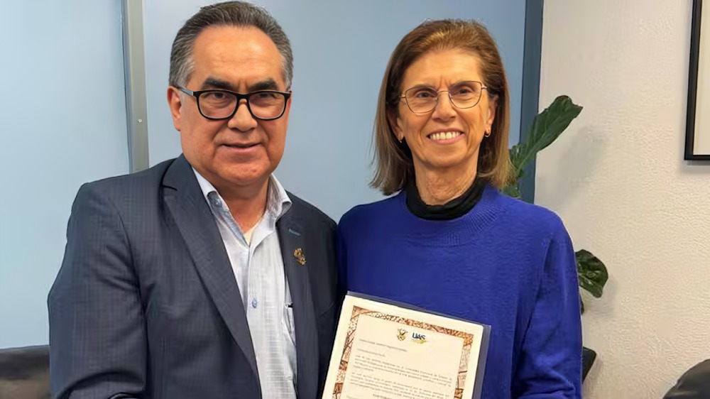 Annie Pardo recibe doctorado