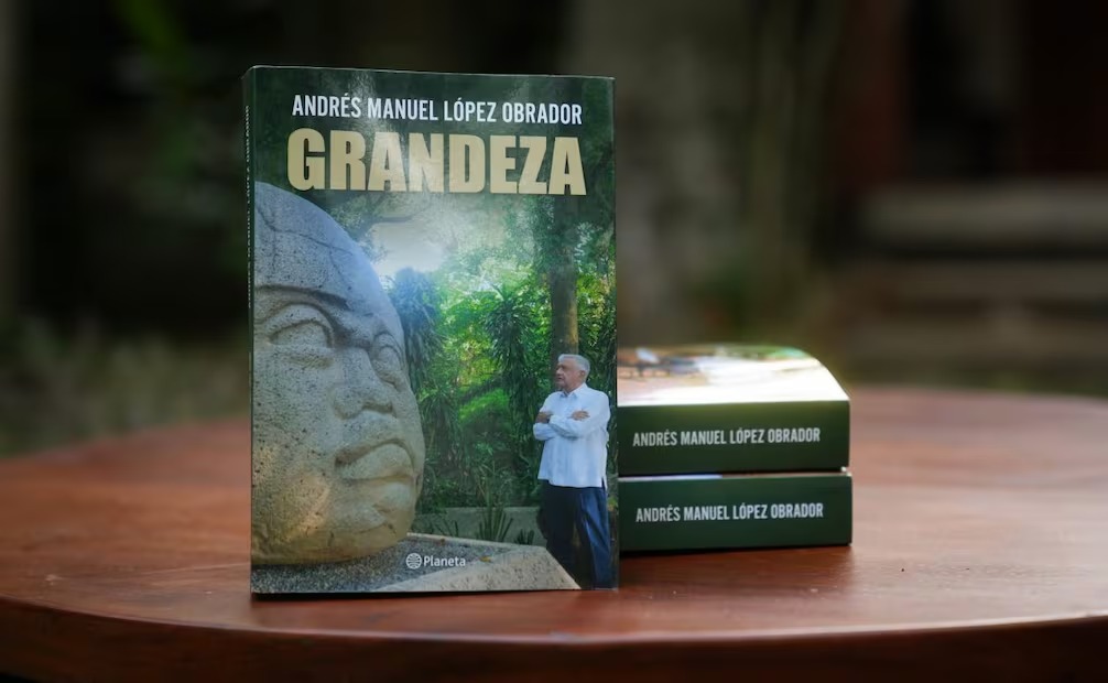 Arturo ávila regala libro de AMLO