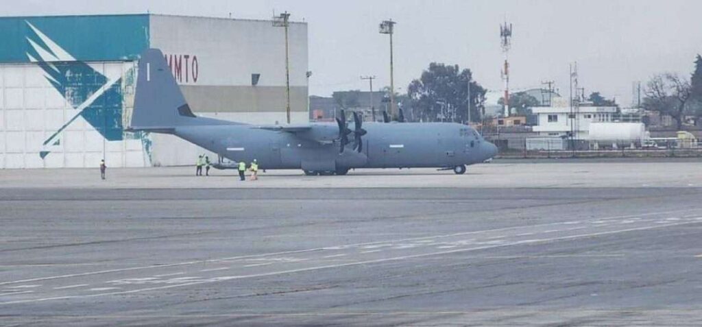 Aterriza avión militar en Toluca