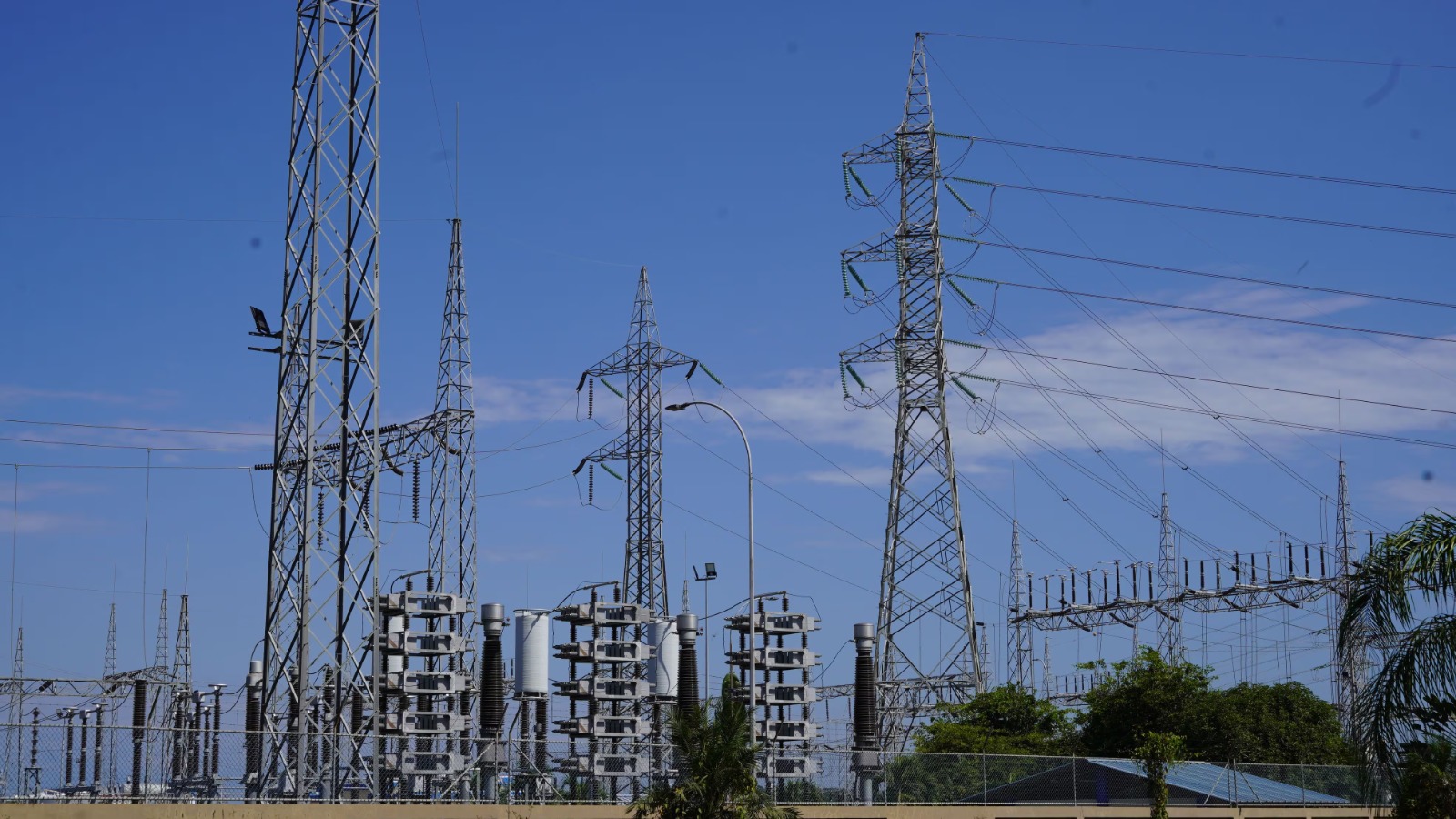 Colombia suspende venta de energía a Ecuador
