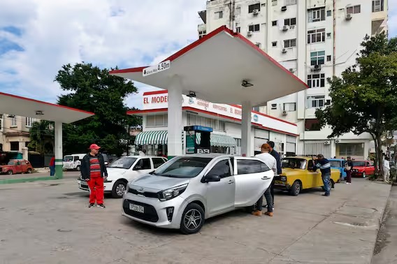 Cuba filas para gasolina