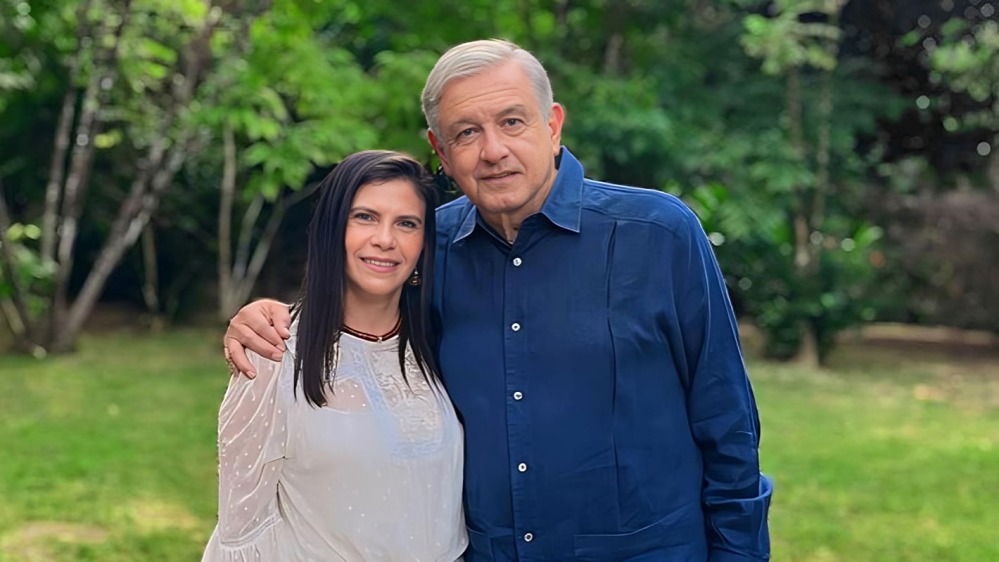Exhiben propiedades de la prima de AMLO