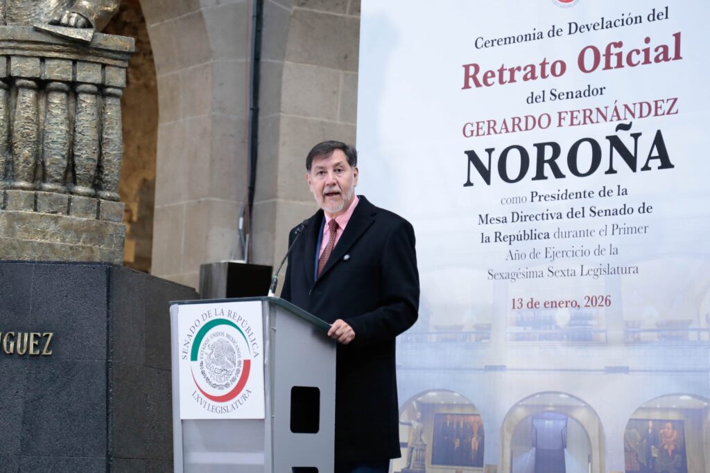 Fernández Noroña devela fotografía