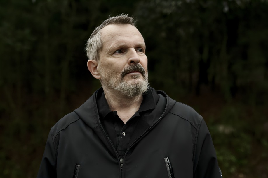 Miguel Bosé critica a gobierno español por accidente de trenes en España