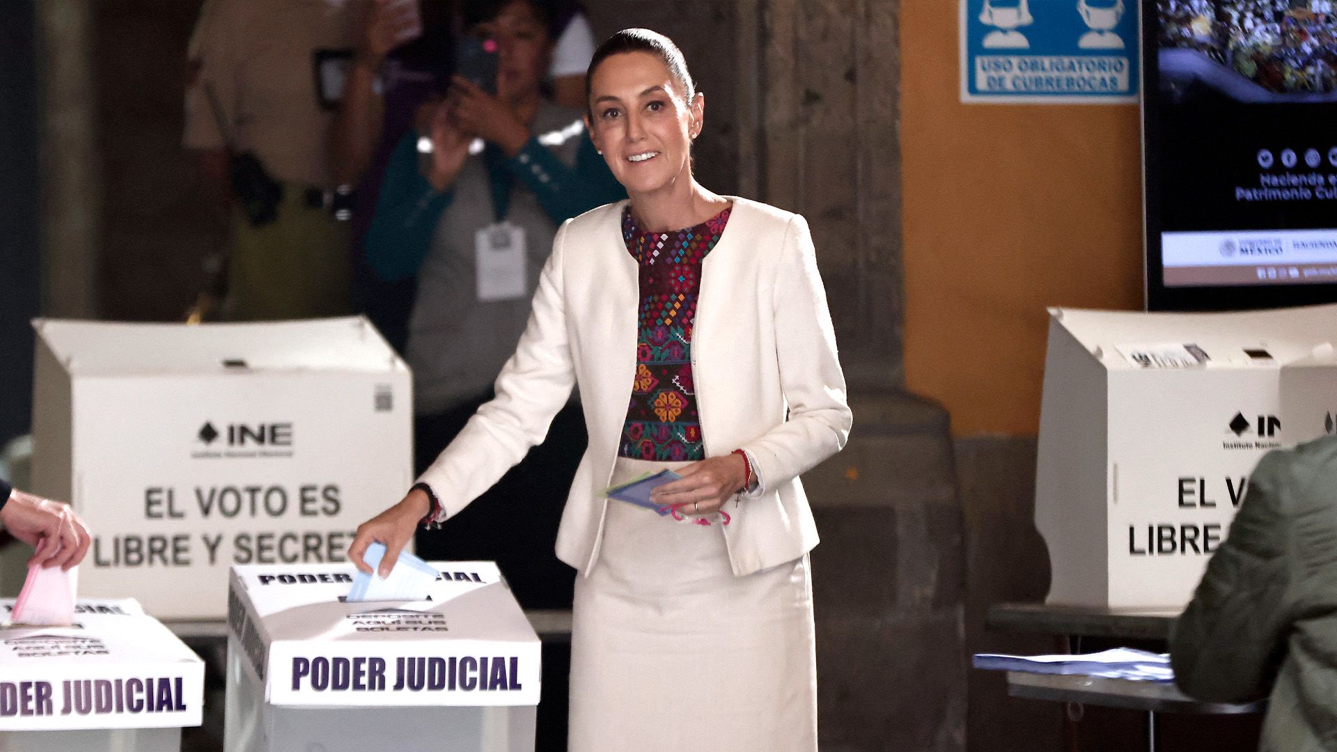 Sheinbaum votando