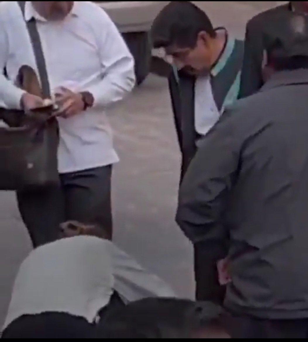 Colaborando limpia zapatos de Hugo Aguilar
