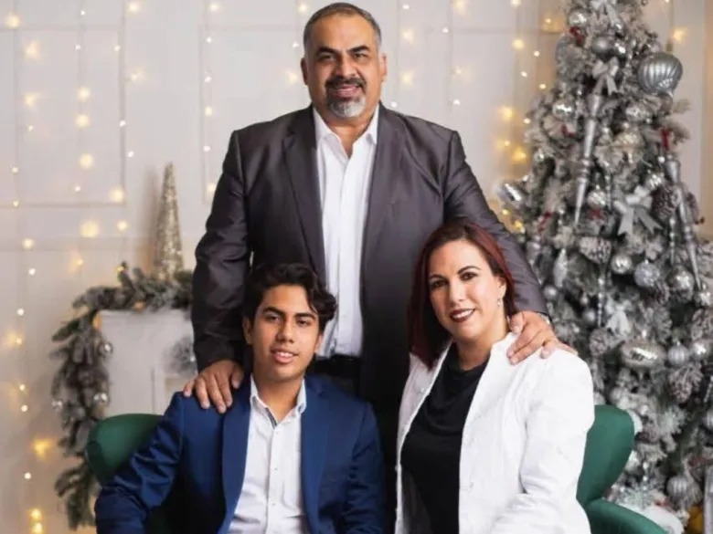 hijo de funcionarios de Morena