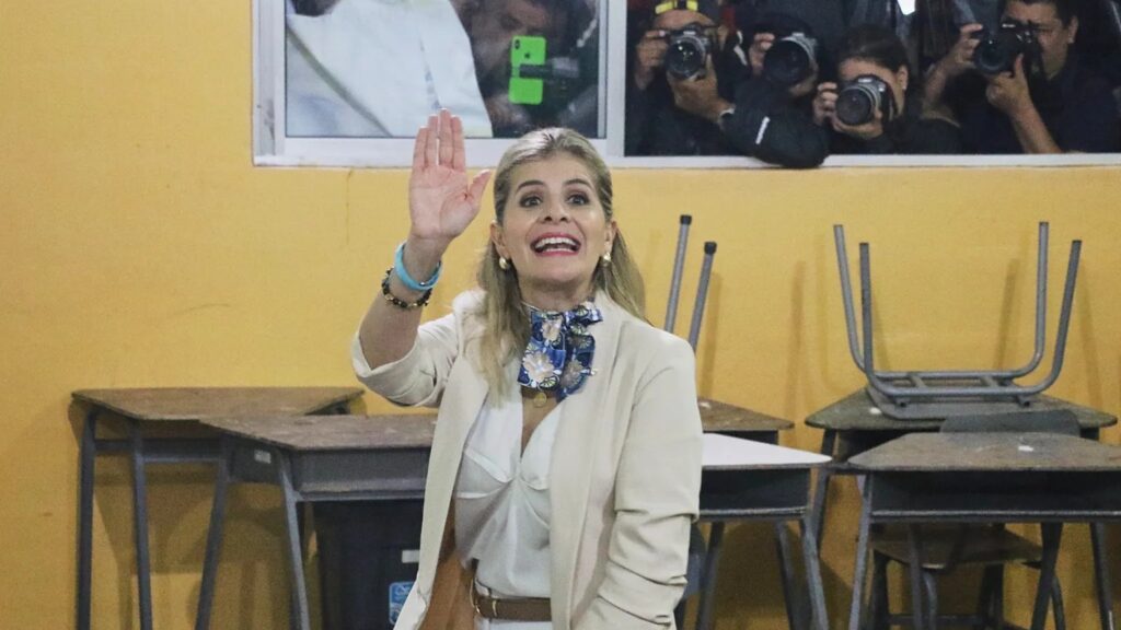 Laura Fernández vota en Costa Rica