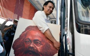 Marx Arriaga Navarro, exdirector de Materiales Educativos de la SEP, ha sido una de las figuras más polarizantes del actual gobierno debido a su gestión de los libros de texto y su reciente y accidentada salida de la institución en febrero de 2026.