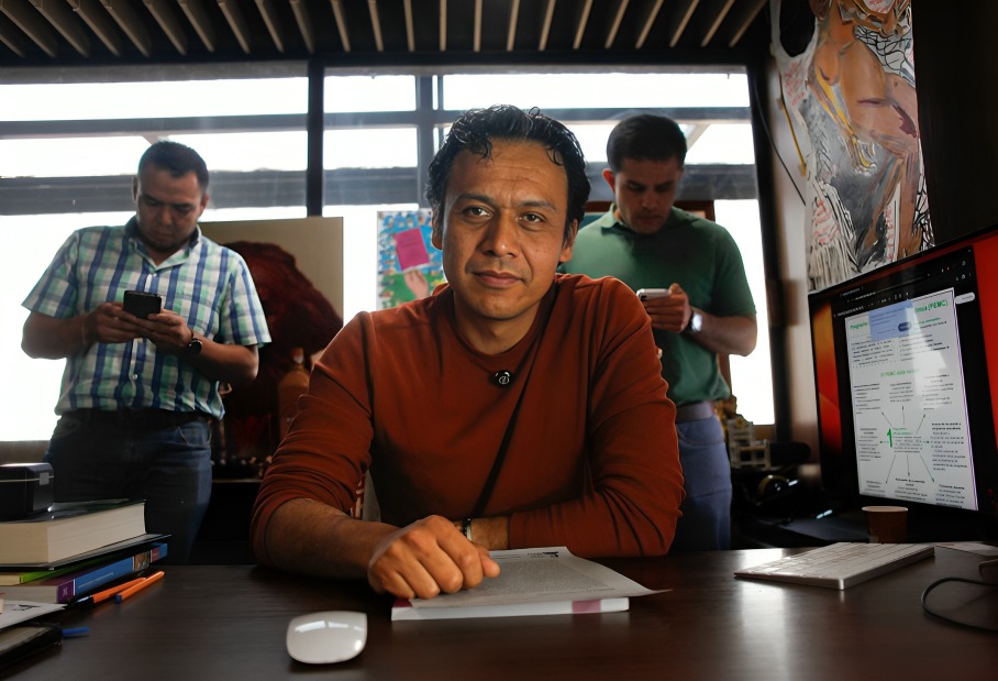 Marx Arriaga se aferra a cargo en la SEP