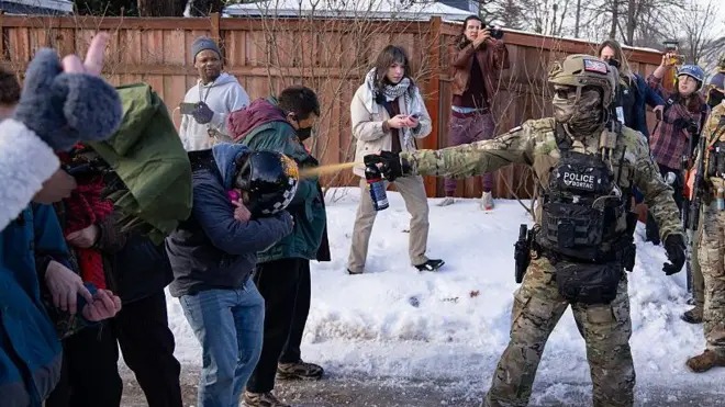 Migrante narra cómo sufrió una golpiza por agentes del ICE