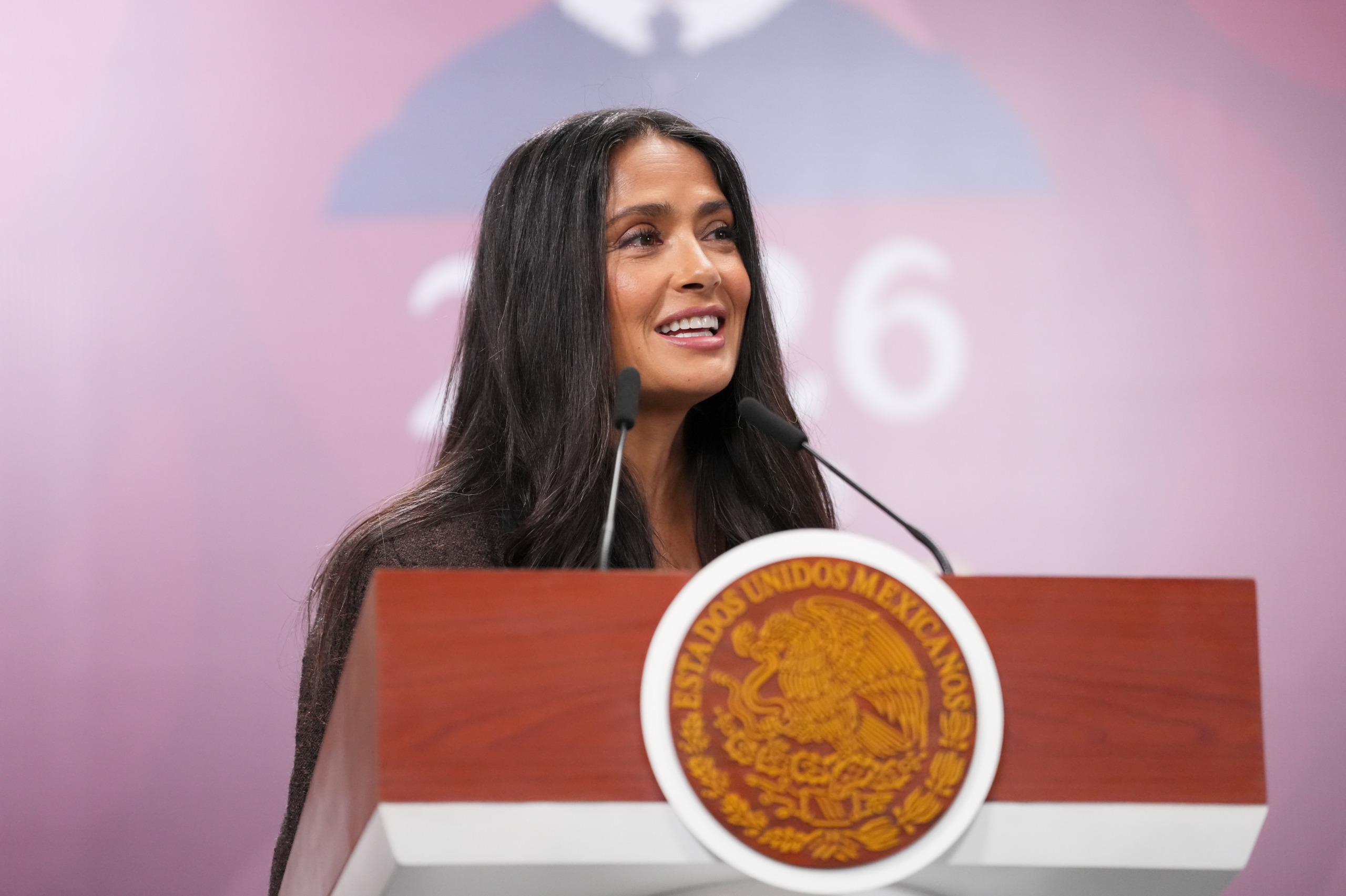 Salma Hayek respalda a Sheinbaum