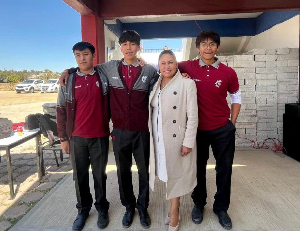 Senadora Rivera con alumnos