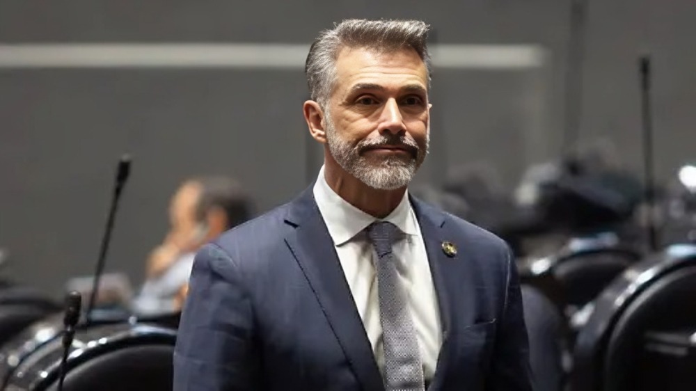 Sergio Mayer pide licencia