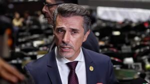 La trayectoria de Sergio Mayer ha estado marcada por una mezcla constante de espectáculo y política, lo que ha generado múltiples controversias. 