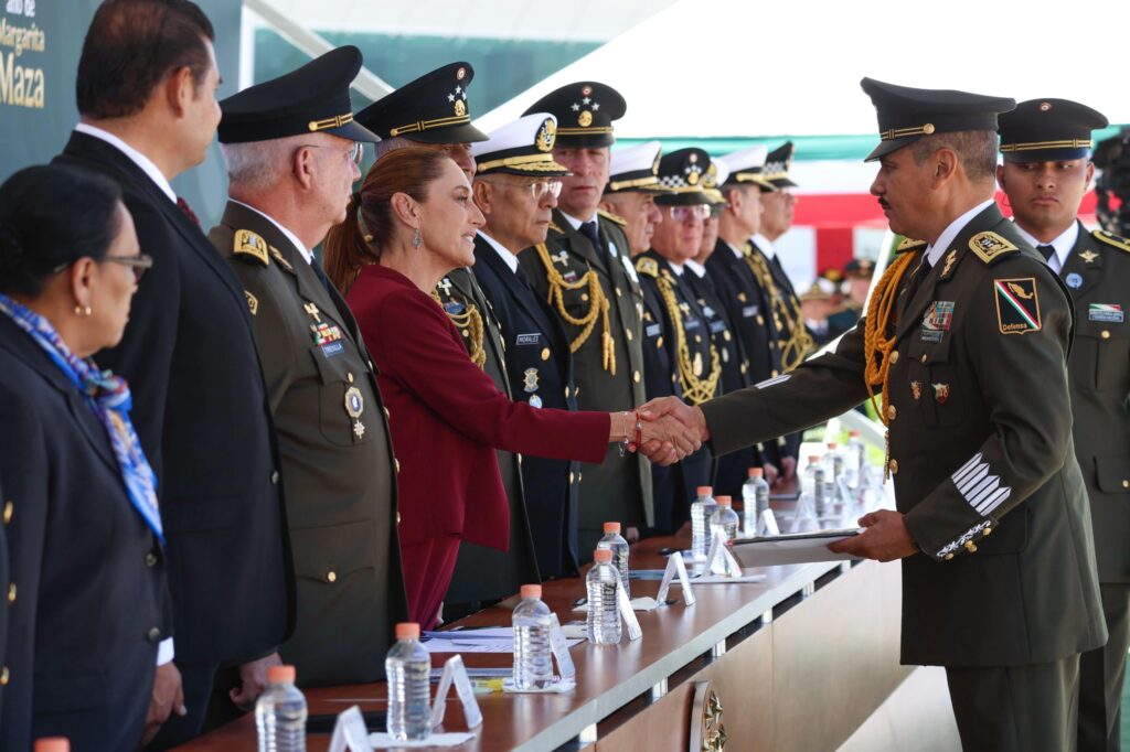 Sheinbaum entrega documentos