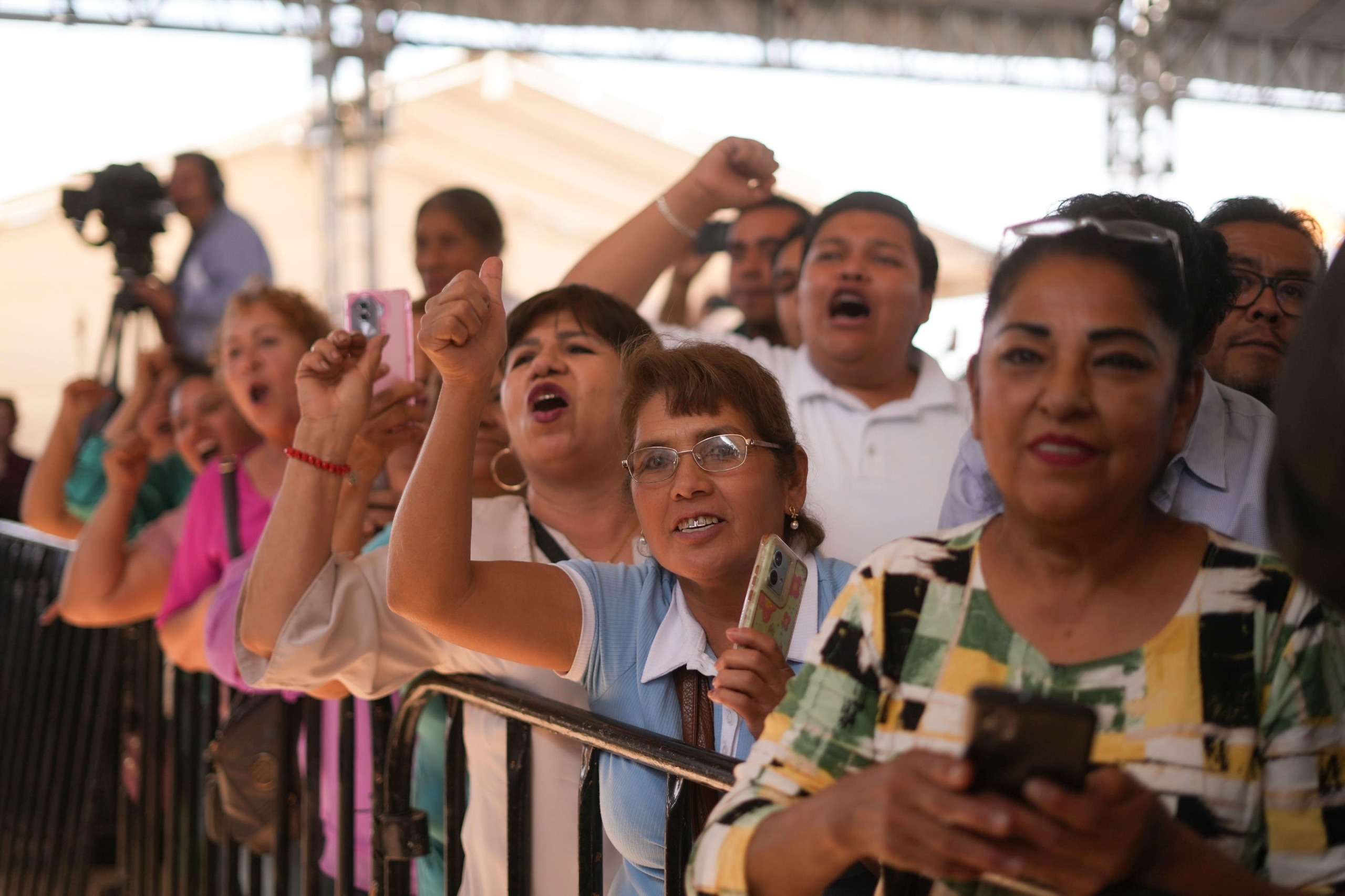 Sheinbaum reitera defensa de migrantes ante políticas de Trump