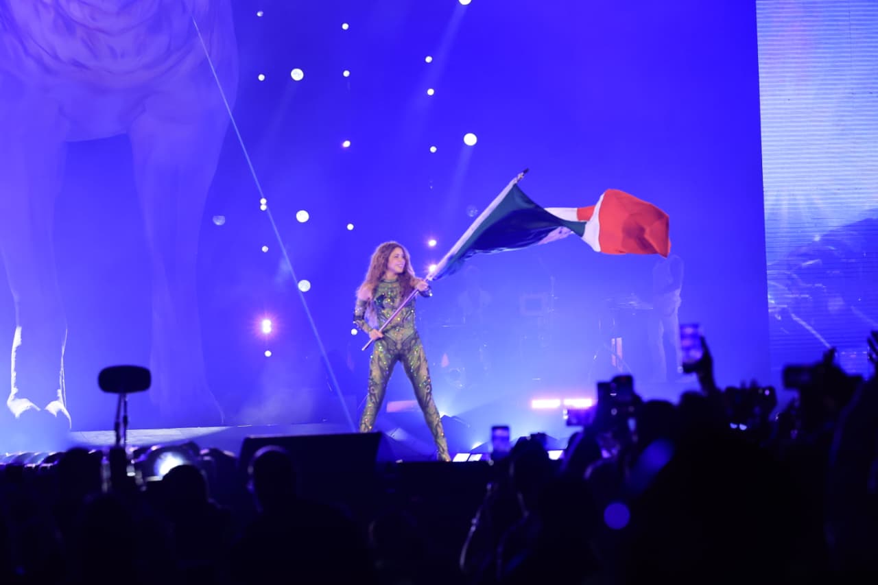 Shakira ondea bandera en el Zócalo