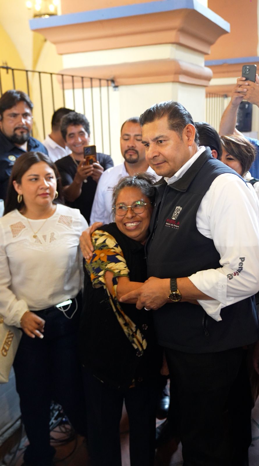 Armenta atiende necesidades de los habitantes de Tehuacán