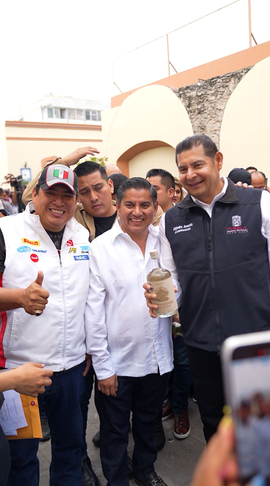 Armenta atiende necesidades de los habitantes de Tehuacán