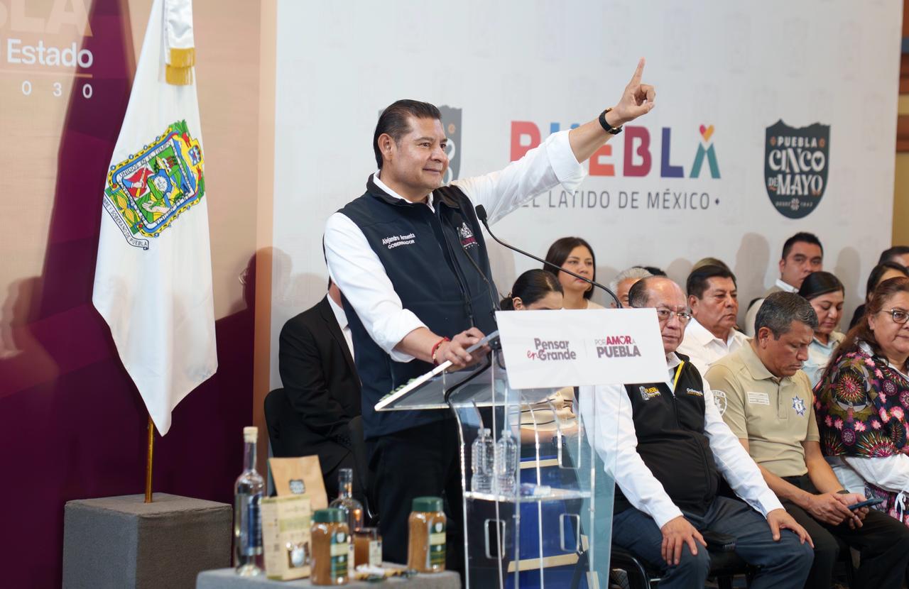 Armenta atiende necesidades de los habitantes de Tehuacán