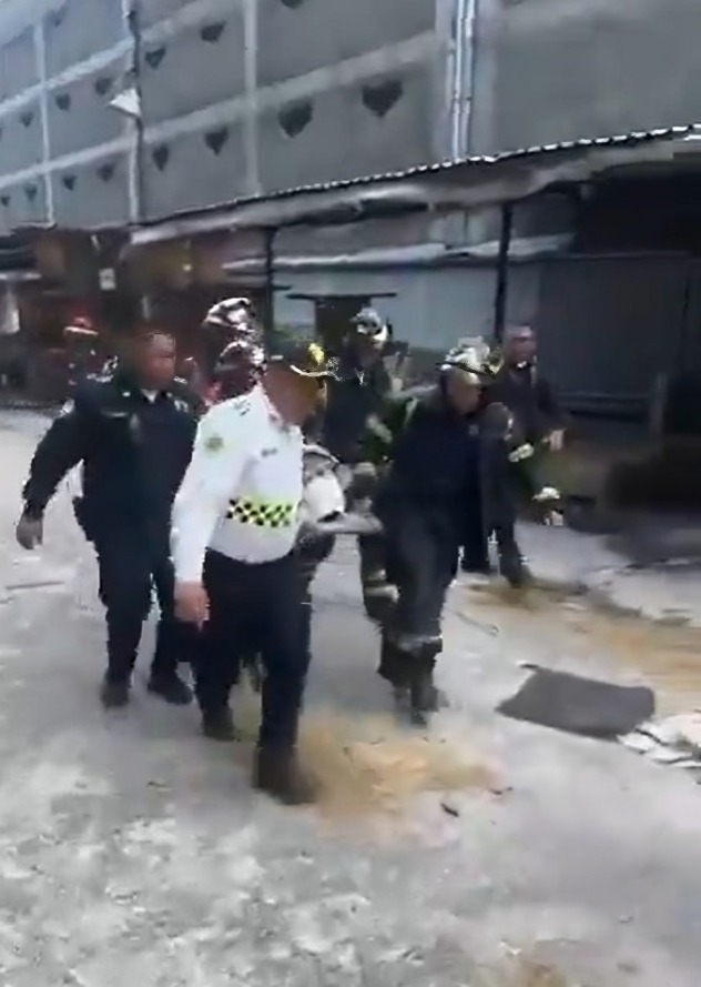 bomberos acuden a rescate en edificio