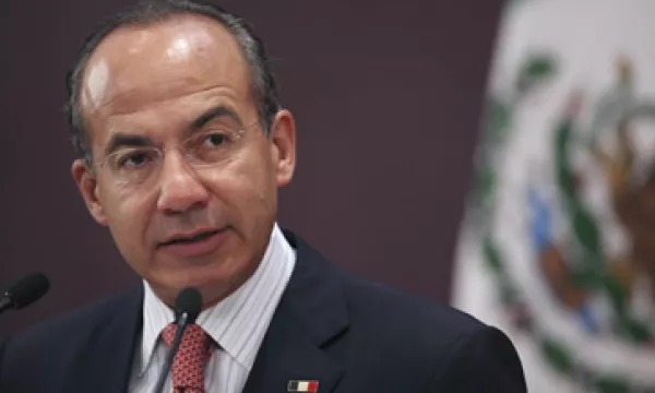 Calderón planearía regreso 