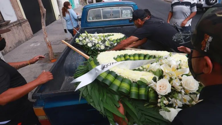Coronas en funeral de El Mencho