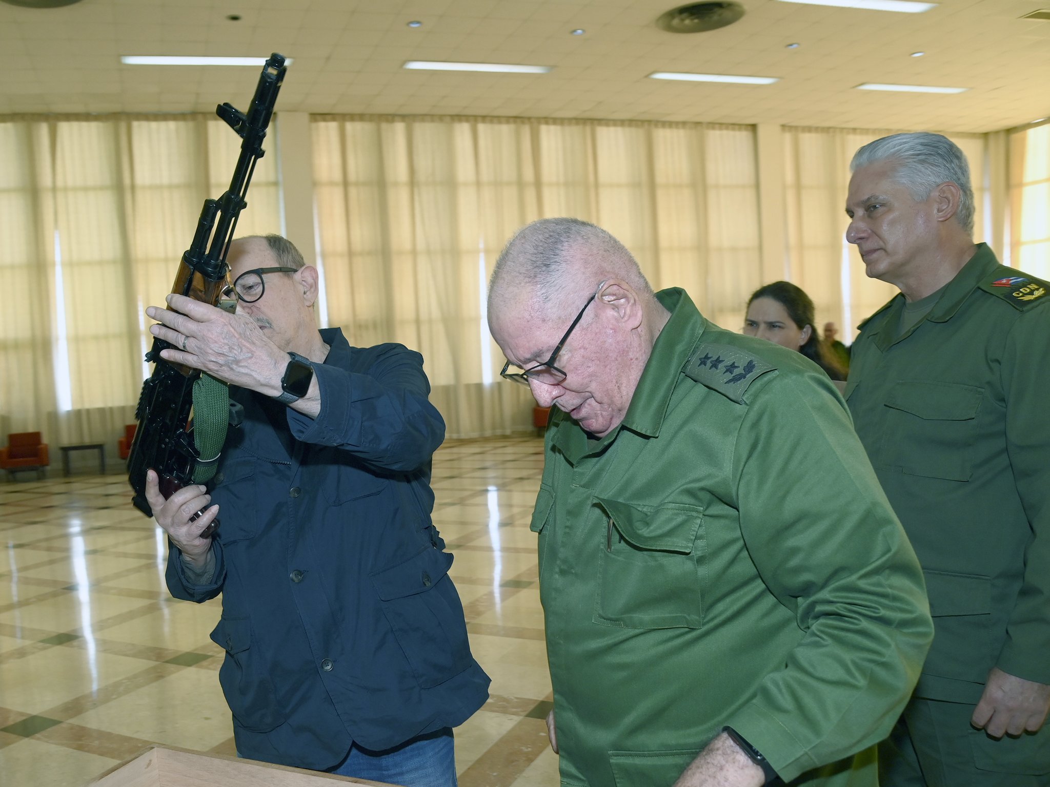 Cuba entrega fusil a Silvio Rodríguez