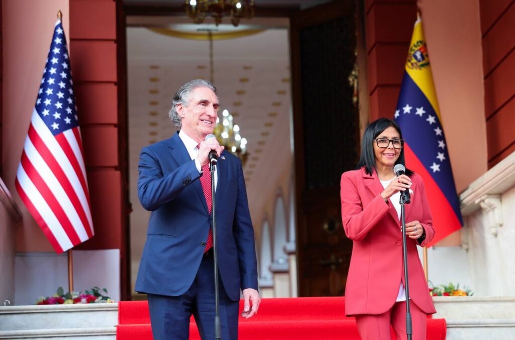 Delcy Rodríguez recibe a secretario de Trump