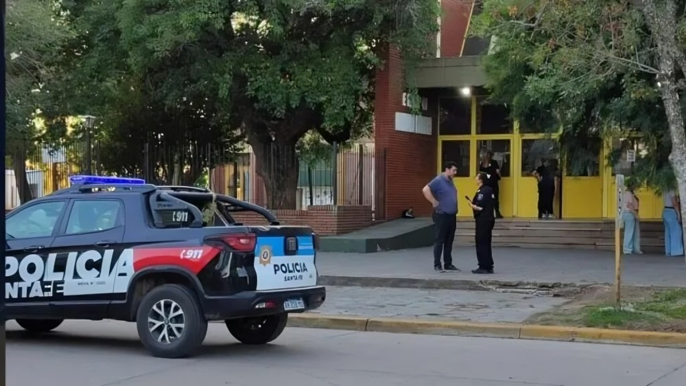 Estudiante entra armado a escuela y mata a compañero en Argentina