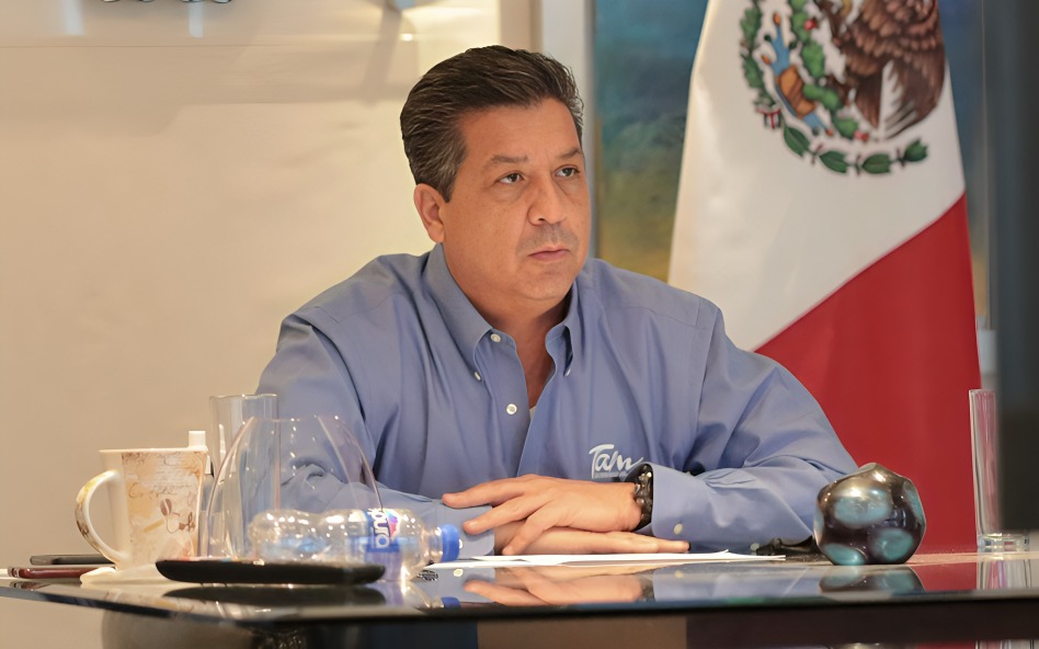 Exhiben a Cabeza de Vaca por huachicol fiscal en CDMX