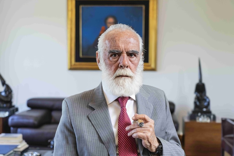 Fernández de Cevallos defiende la palabra viejerío