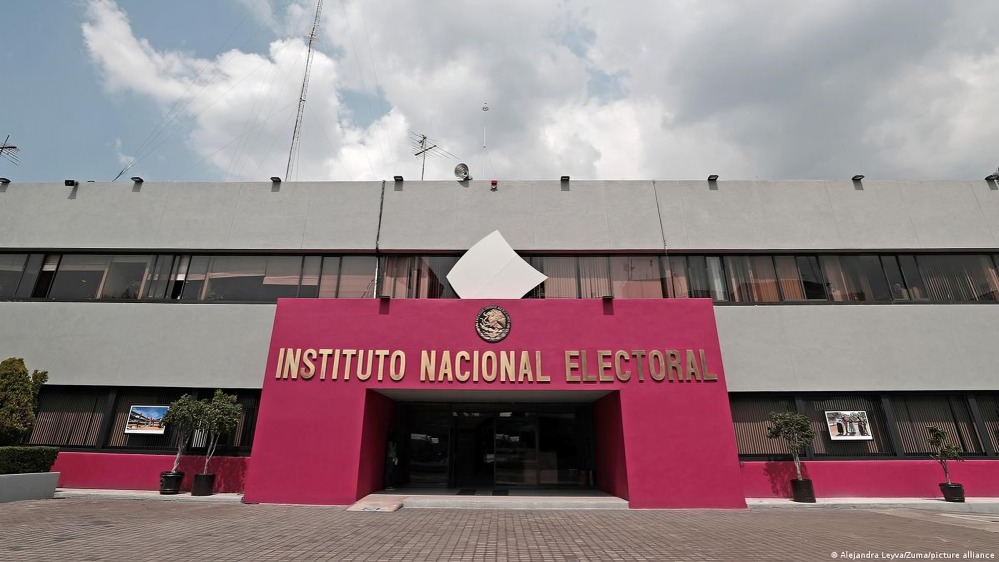 Funcionarios del INE reciben sueldos más altos que Sheinabum