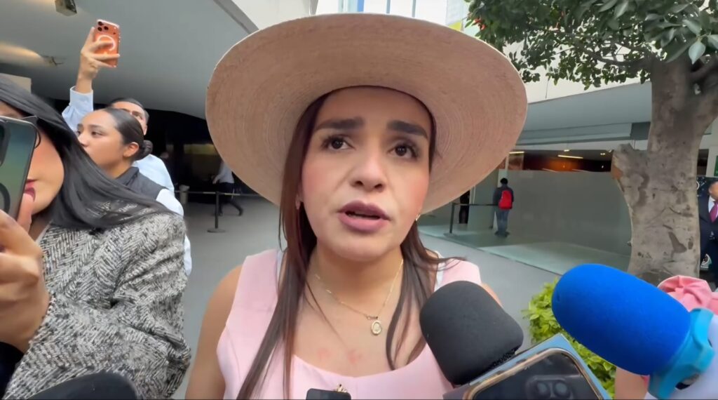 Grecia Quiroz habla con la prensa