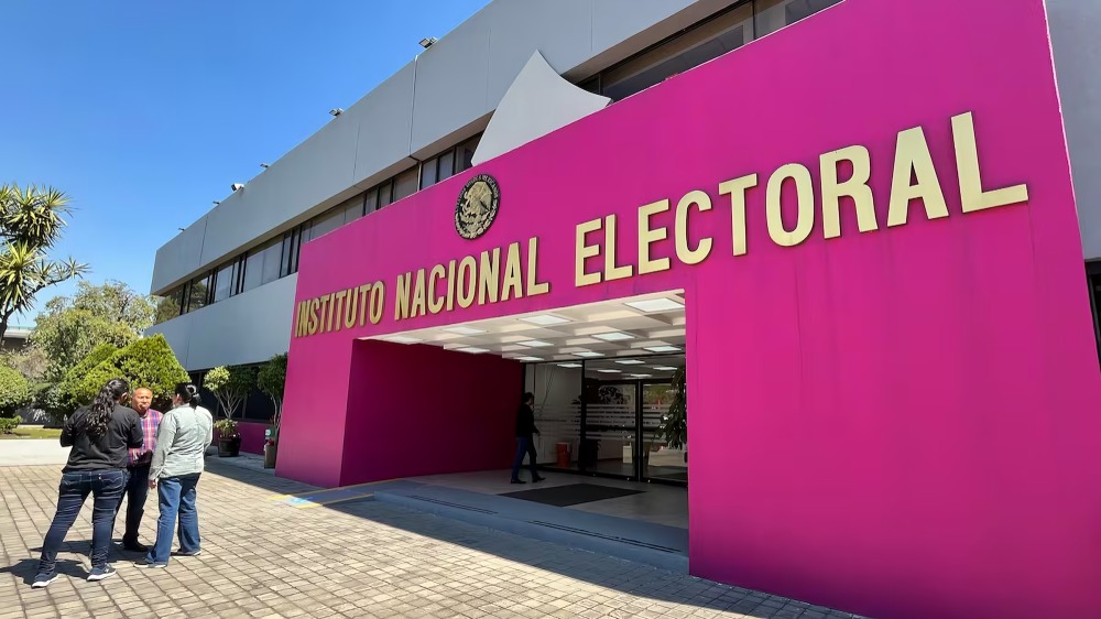 INE defiende sueldos de funcionarios
