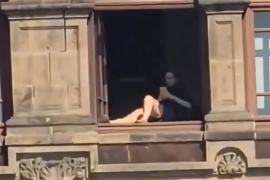 Mujer tomando sol en Palacio Nacional