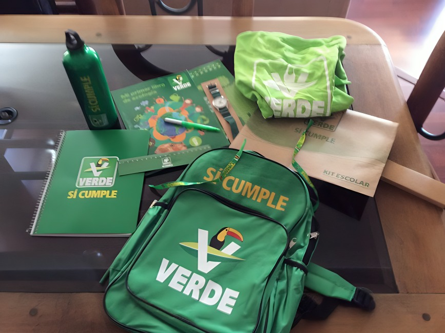 Partido Verde otorga contratos millonarios a creadores de mochilas y playeras