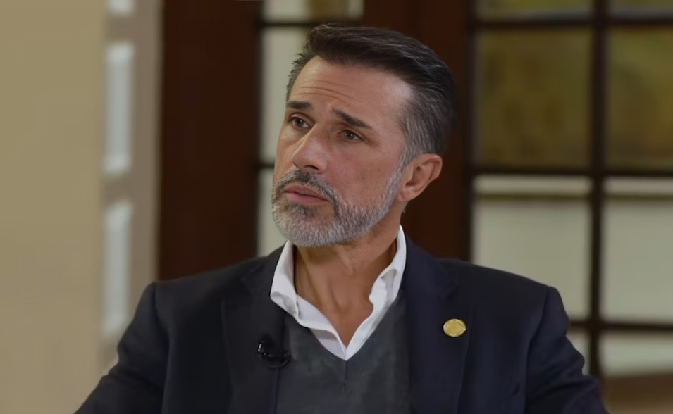 Redes tunden a Sergio Mayer