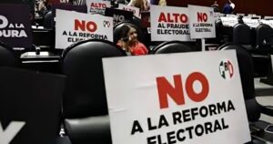 Falta de apoyo aliado: El bloque oficialista no logró el consenso necesario para lograr la Reforma Electoral debido a que integrantes de sus propios aliados, el Partido Verde (PVEM) y el Partido del Trabajo (PT), votaron en contra o se sumaron a la oposición para frenar el dictamen.